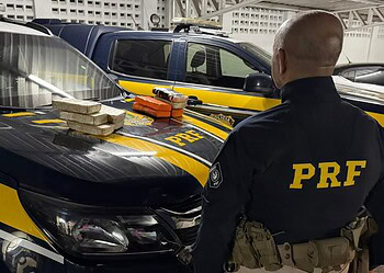 Cerca de 10 kg de cocaína são apreendidos em carro na BR-364, no Acre 2 Cerca de 10 kg de cocaína são apreendidos em carro na BR-364, no Acre