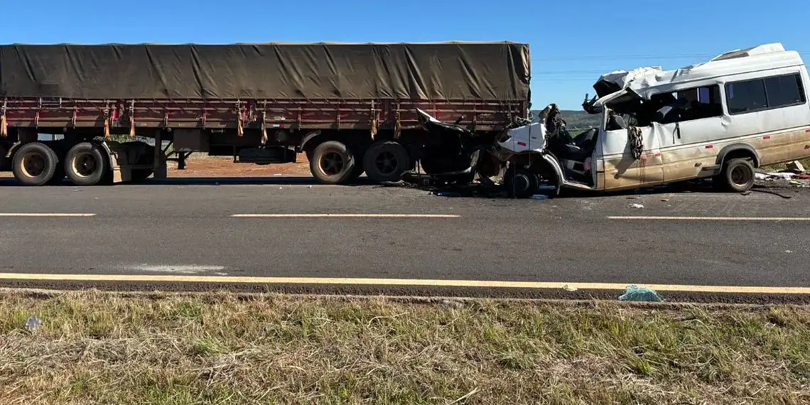 Acidente entre caminhão e van deixa 5 mortos e 11 feridos 1 Foto: VINÍCIUS SCHMIDT/METRÓPOLES @vinicius.foto