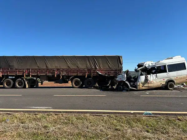 Acidente entre caminhão e van deixa 5 mortos e 11 feridos