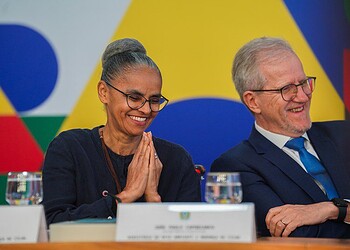 Rogério Cassimiro/MMA
Marina e seu secretário-executivo, João Paulo Capobianco, durante a entrevista
