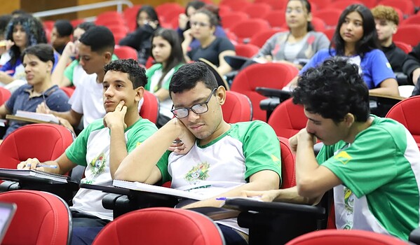 Pré-Enem Legal 2026 começa com 18 aulões ao vivo aos sábados para alunos da rede estadual do Acre