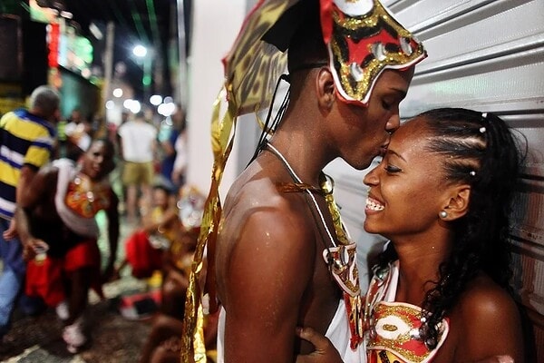 Doença do beijo: infectologista explica como se proteger no Carnaval