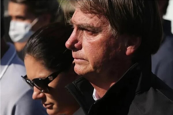 Bolsonaro passou mal e está em observação, diz Carlos