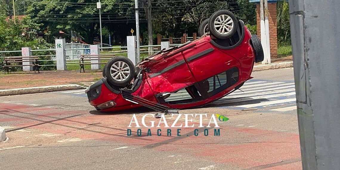 Carro capota após colisão em cruzamento na Avenida Ceará, em Rio Branco, e deixa três feridos