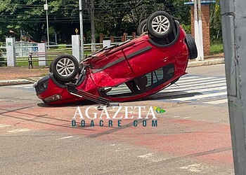 Carro capota após colisão em cruzamento na Avenida Ceará, em Rio Branco, e deixa três feridos
