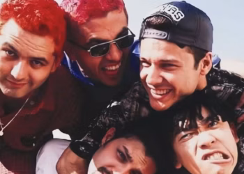 Jaqueta usada por equipe dos Mamonas Assassinas é encontrada intacta sobre caixão de Dinho durante exumação em SP 1 Mamonas Assassinas — Foto: Reprodução/Instagram Mamonas Assassinas