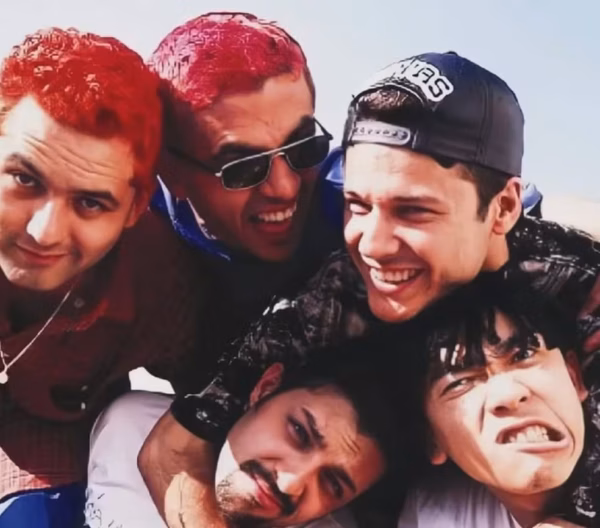 Jaqueta usada por equipe dos Mamonas Assassinas é encontrada intacta sobre caixão de Dinho durante exumação em SP