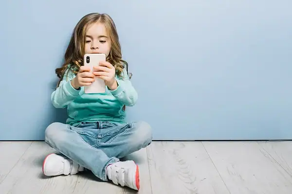 A idade ideal para crianças terem o próprio celular, segundo pediatras