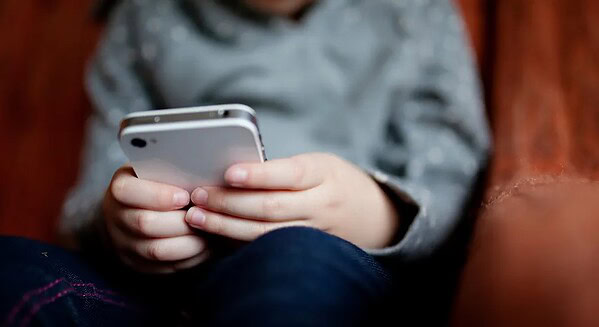 Neuropsicóloga do Acre alerta sobre riscos da internet para crianças e reforça: “Precisa ser um ambiente supervisionado”