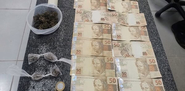 Drogas embaladas, dinheiro e balança de precisão são apreendidos após denúncia no bairro Seis de Agosto