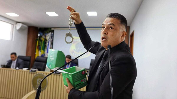 Eber Machado balança algema e dispara: “aguardem, está chegando” sobre responsáveis pelo “Aedes do Bem”