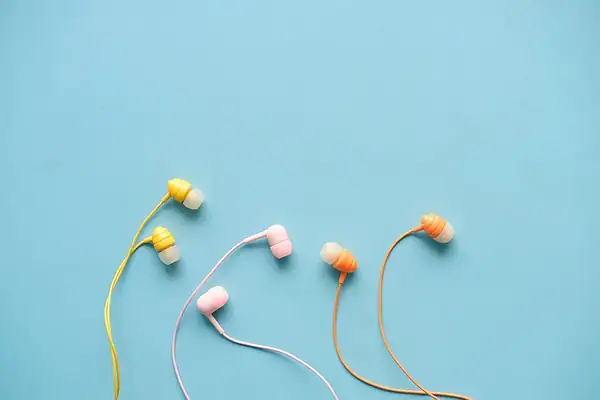 Otorrino explica por que devemos limpar fones de ouvido com frequência