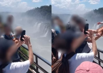 Bebê é colocado por cima das grades de proteção para foto — Foto: Reprodução/ Rede Sociais