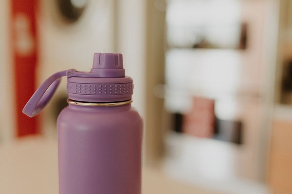 Especialista em bactérias diz o tempo ideal de lavar a garrafa de água