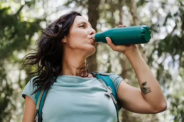 Especialista em bactérias diz o tempo ideal de lavar a garrafa de água