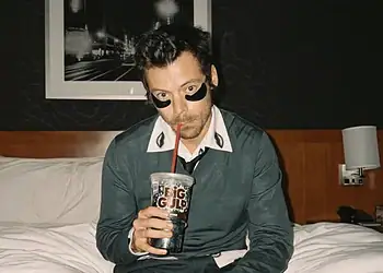 Adesivos nos olhos são nova técnica de skincare masculino; conheça