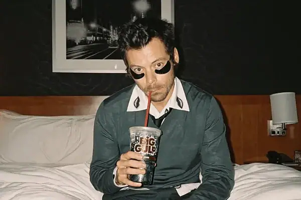 Adesivos nos olhos são nova técnica de skincare masculino; conheça