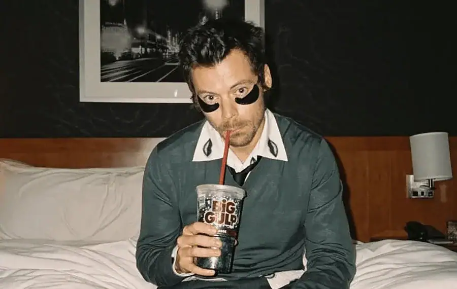 Adesivos nos olhos são nova técnica de skincare masculino; conheça