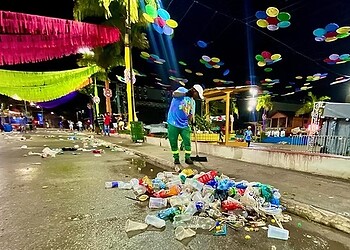 Após primeira noite de Carnaval, Cruzeiro do Sul recolhe 12 toneladas de lixo na Praça Orleir Cameli