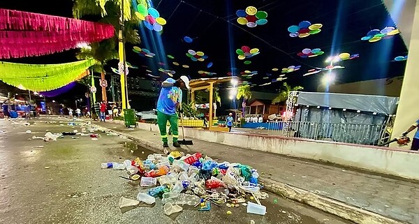 Após primeira noite de Carnaval, Cruzeiro do Sul recolhe 12 toneladas de lixo na Praça Orleir Cameli