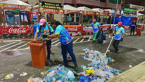 Após segunda noite de Carnaval, prefeitura recolhe 16 toneladas de lixo em Cruzeiro do Sul