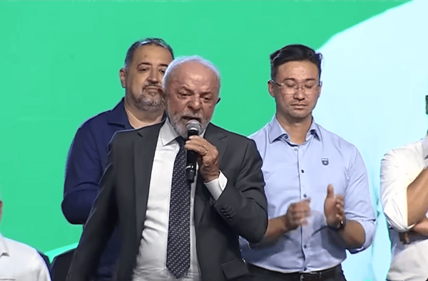 Lula se confunde em discurso e chama Janja de Marisa durante evento; VÍDEO