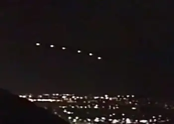 Em março de 1997, vários residentes do Arizona disseram ter testemunhado um grande objeto voador no céu perto de Phoenix. Episódio ficou mundialmente conhecido como "Luzes de Phoenix". Foto: Reprodução/ Youtube