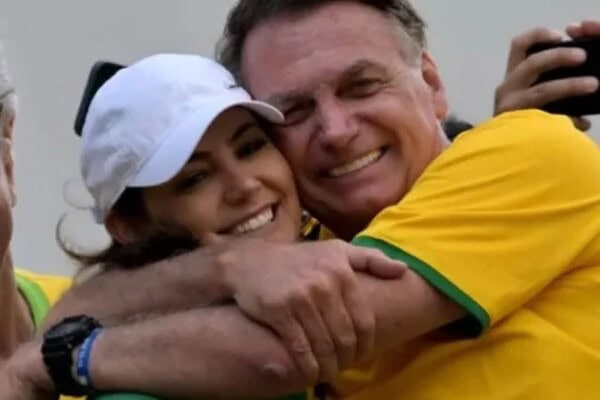 Bolsonaro escreve carta de amor para Michelle: '100% fiel'