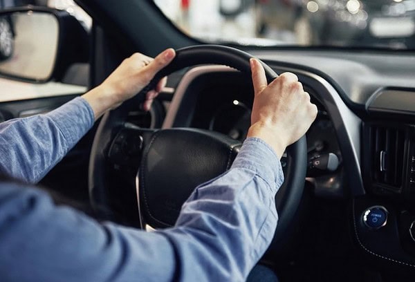 Prefeitura autoriza processo seletivo para motoristas com salários de até R$ 4,5 mil; veja vagas