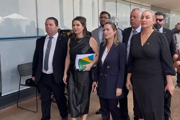 Oposição leva ao STF pedidos de impeachment de 16 ministros de Lula