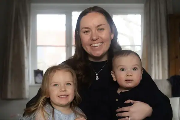 Mulher recebe diagnóstico de câncer incurável três meses após o parto