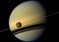 Uma vista de Saturno e Titã, a maior lua do planeta, capturada pela sonda Cassini. Foto: NASA/JPL-Caltech/Instituto de Ciências Espaciais