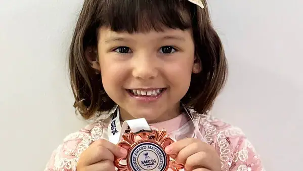 Baiana de 4 anos ganha medalha em competição internacional de matemática