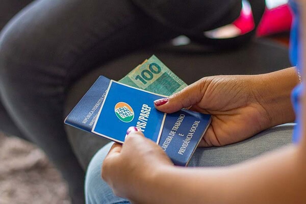 Mudança no PIS: Nova regra de renda corrigida pelo INPC entra em vigor; veja o que muda