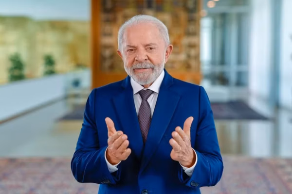 Ao falar sobre Ozempic, Lula critica quem não faz caminhada para emagrecer: 'Têm que aprender a tirar a bunda da cadeira'