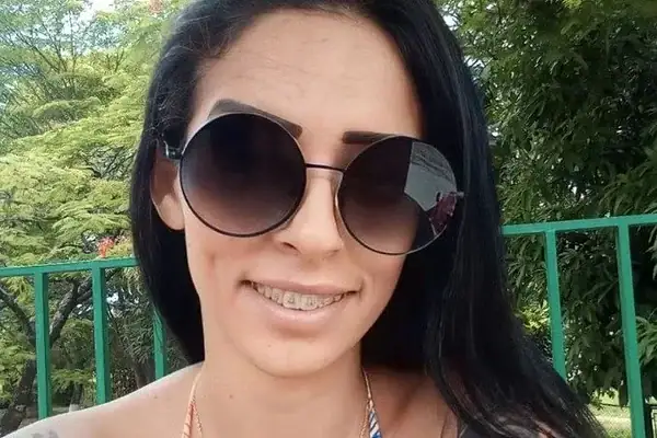 Filho de 10 anos liga para PM após mãe ser vítima de feminicídio