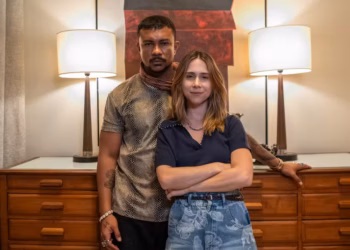 Bagdá (Xamã) e Lucélia (Daphne Bozaski) em 'Três Graças — Foto: Estevam Avellar/Rede Globo