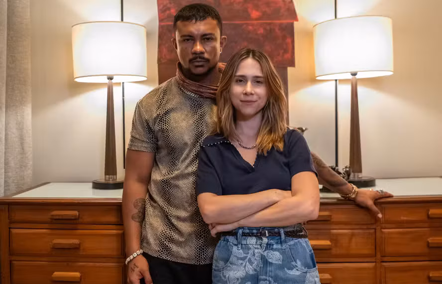 Bagdá (Xamã) e Lucélia (Daphne Bozaski) em 'Três Graças — Foto: Estevam Avellar/Rede Globo