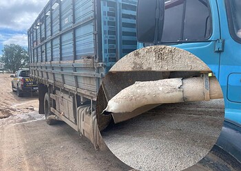 PRF flagra caminhão com pessoas na parte externa e escapamento irregular na BR-364 2 PRF flagra caminhão com pessoas na parte externa e escapamento irregular na BR-364