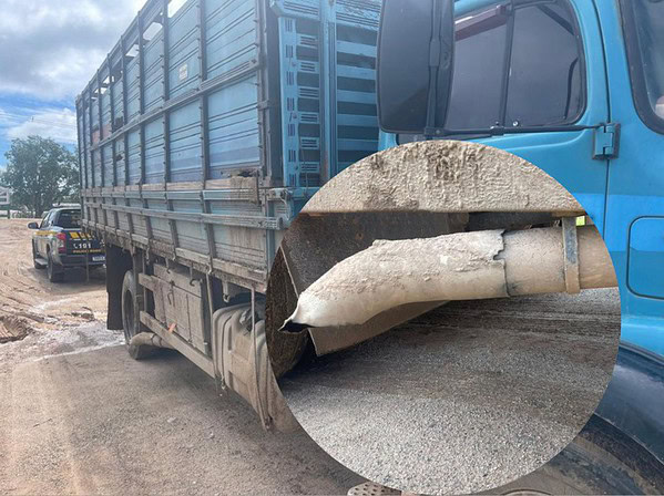 PRF flagra caminhão com pessoas na parte externa e escapamento irregular na BR-364