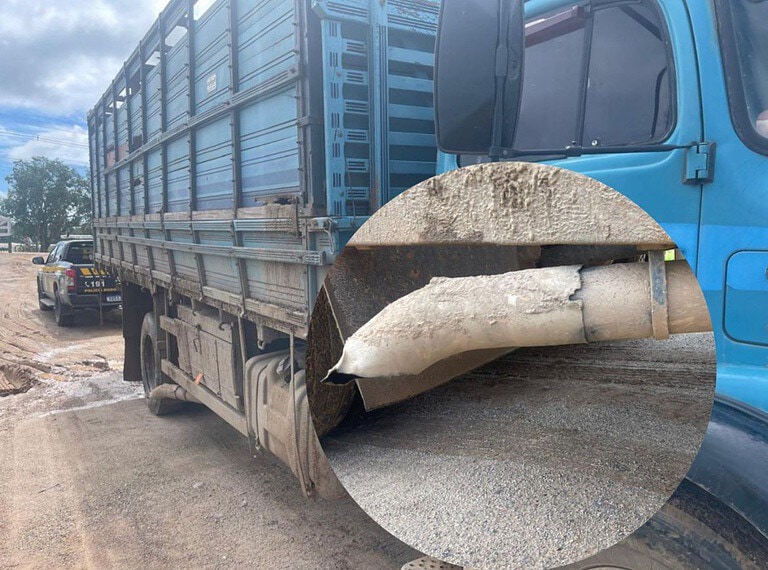 PRF flagra caminhão com pessoas na parte externa e escapamento irregular na BR-364 1 PRF flagra caminhão com pessoas na parte externa e escapamento irregular na BR-364