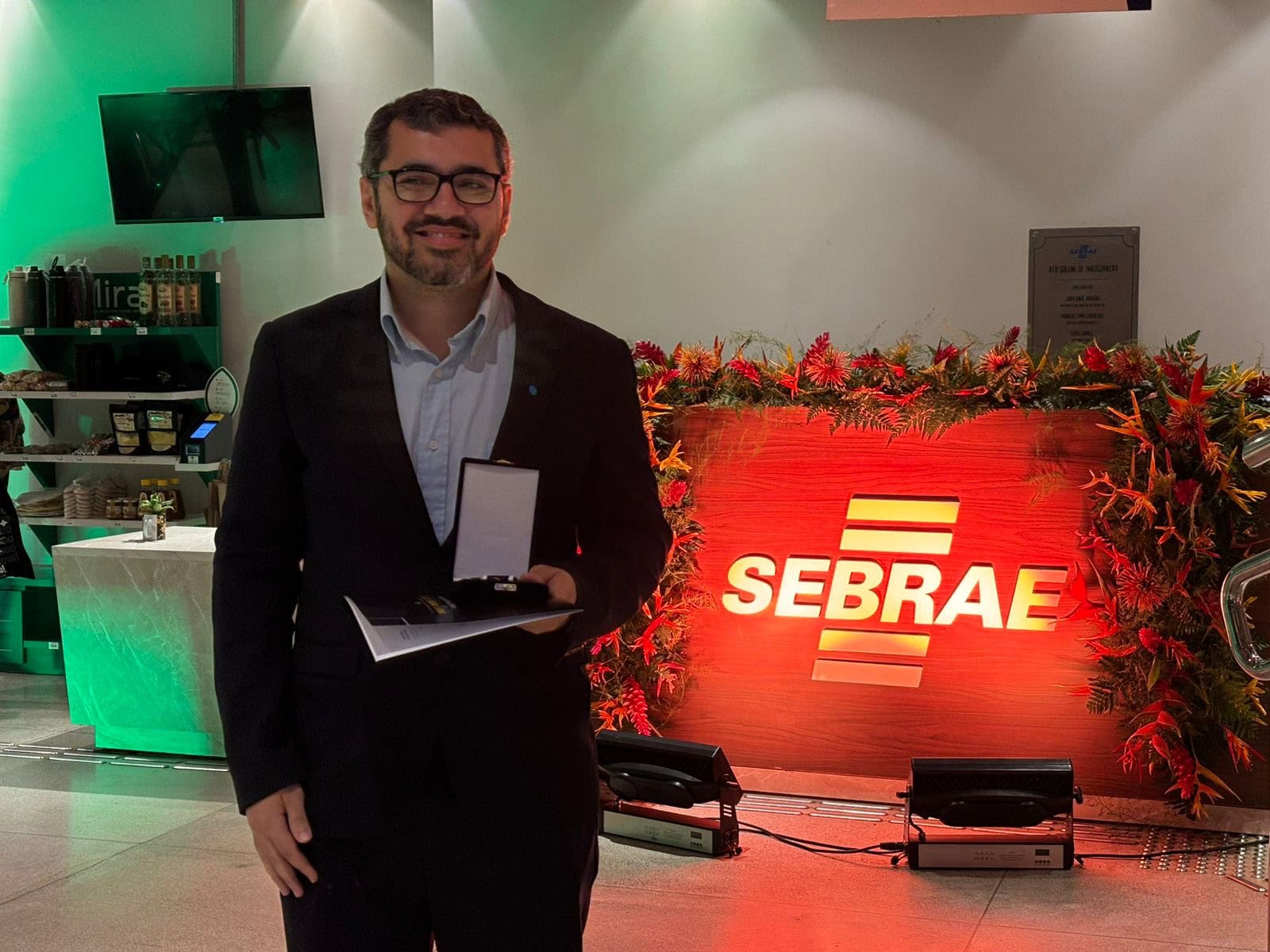 Sebrae homenageia jornalista Silvio Martinello durante celebração dos 35 anos da instituição no Acre