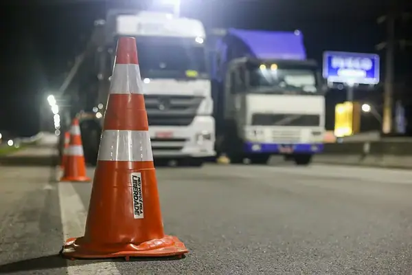 Caminhoneiros avaliam medidas do governo e mantêm ameaça de greve