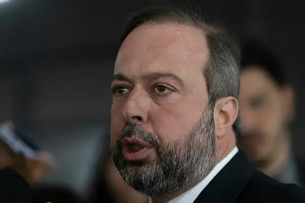 Ministro nega intervenção na Petrobras após alta no petróleo