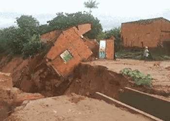 VÍDEO: casa é engolida por voçoroca após forte chuva em Grajaú, no MA
