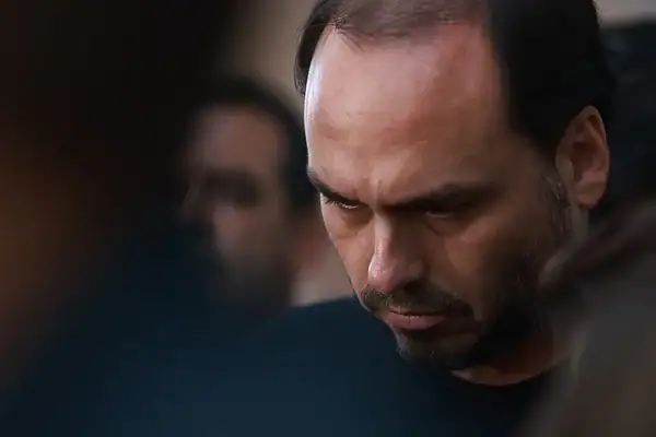 Carlos se manifesta sobre perícia da PF em Jair Bolsonaro