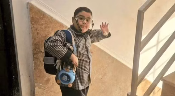 Foto de menino acenando para a mãe antes de morrer em ataque a escola no Irã viraliza