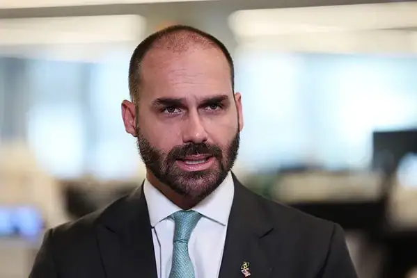 PF dá 15 dias para Eduardo se defender em processo por abandono de cargo