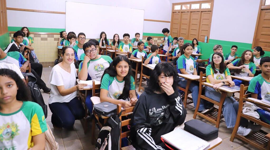 Trabalho de mediação pedagógica ajuda estudantes com deficiência e autismo a acompanhar as aulas e desenvolver autonomia na escola. Foto: Mardilson Gomes/SEE