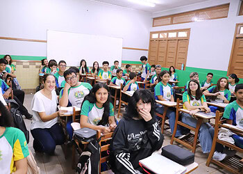 Trabalho de mediação pedagógica ajuda estudantes com deficiência e autismo a acompanhar as aulas e desenvolver autonomia na escola. Foto: Mardilson Gomes/SEE